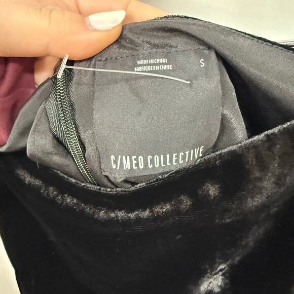 C/MEO Collective Black Velvet Off The Shoulder Bell Split Sleeve Dress Small - Picture 3 of 7